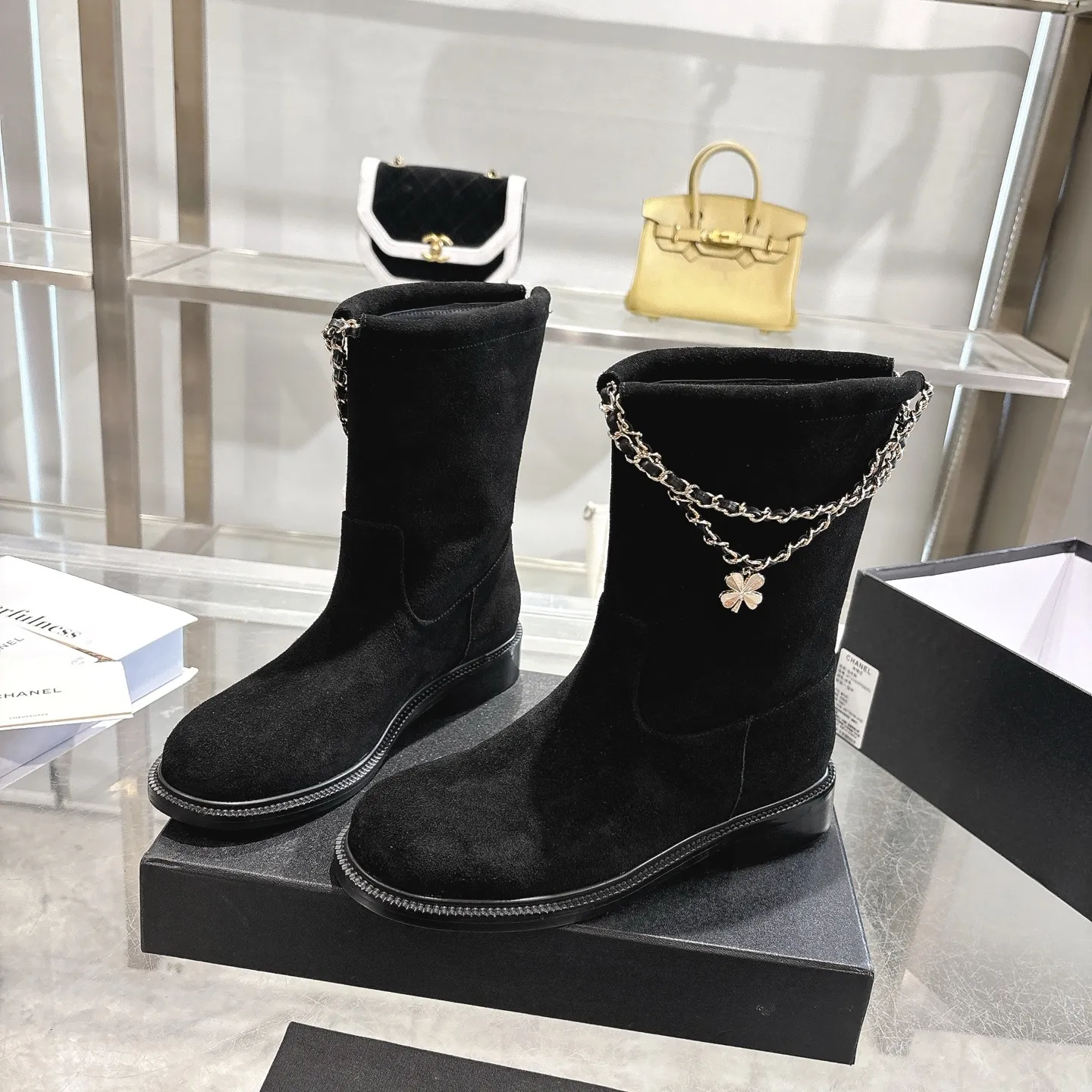 👟👟Ex-factory price 580👟👟 (Top version) CHANEL Chanel* Xiaoxiang new autumn and winter letter knight boots. This knight boot is really a representative of handsome fashion. The boots are embellished with Chanel letters, low-key yet luxurious! Simple, fashionable, individual and grand! The natural and smooth beauty has a beauty that is stunning in time. You should also show off your long legs in winter ~ Upper: imported calfskin Lining: water-dyed cowhide lining Heel height: about 3cm Size: 35-39 (40, 41 customization is not returnable)
